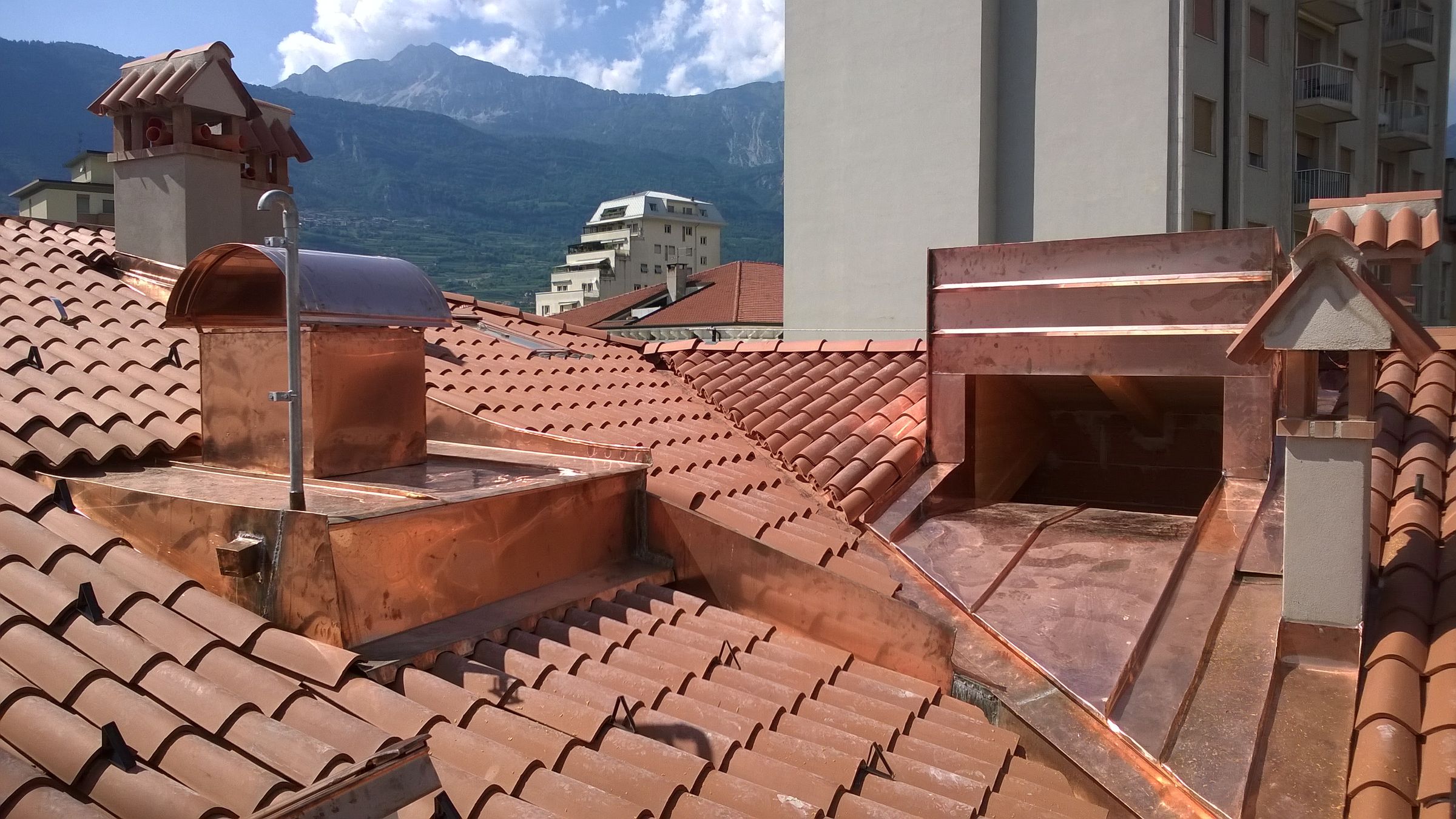 Lattonerie in rame su una copertura in coppi realizzate da Lattonerie Faes