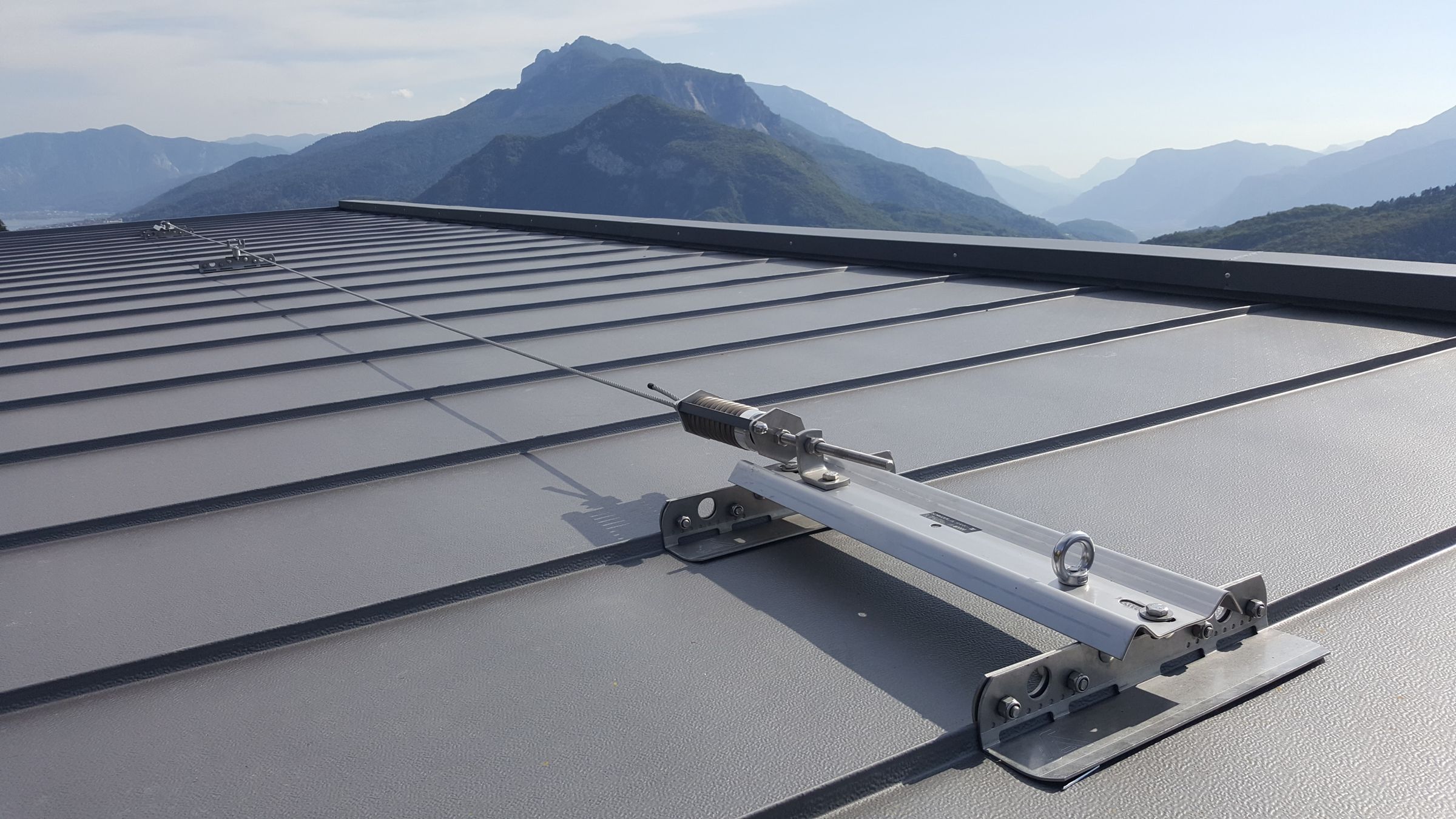 Linea vita installata su una copertura in lamiera aggraffata con vista sulle montagne