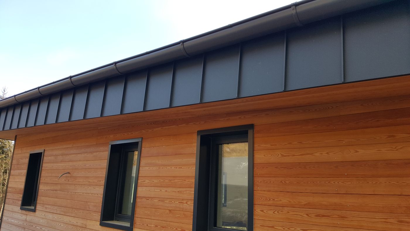 Mantovana in alluminio antracite su una facciata in legno