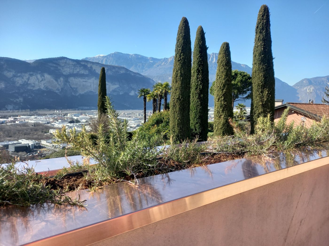 Copertine in rame su un terrazzo