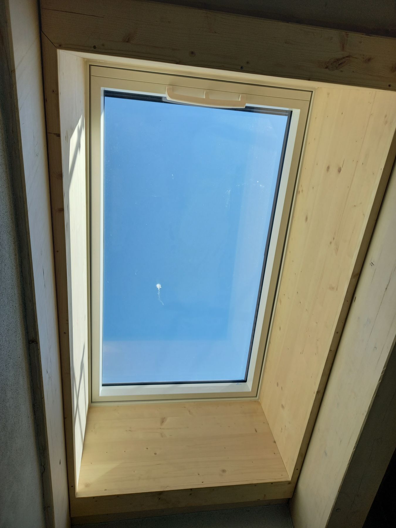 Finestra per tetti ROTO Q in PVC vista dall’interno