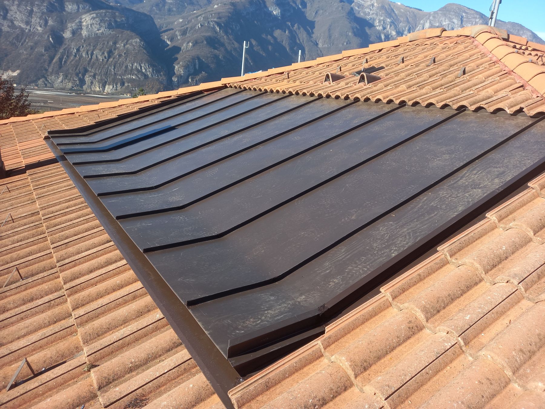 Vasca in lamiera per pannelli fotovoltaici integrata in una copertura in coppi