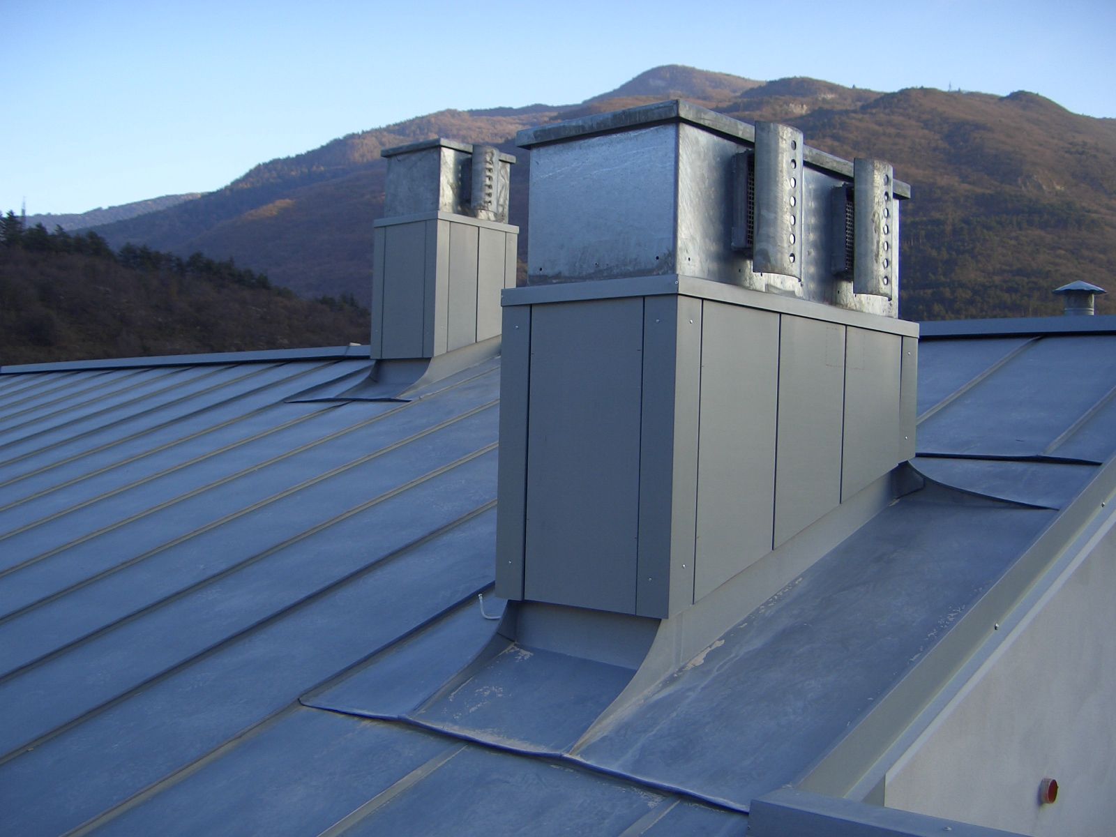 Volumi tecnici rivestiti in zinco-titanio
